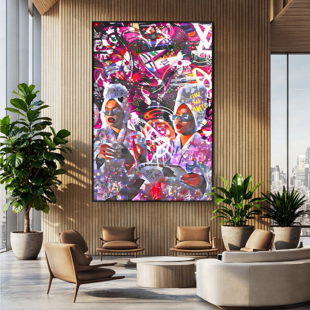 Tablou canvas cu tablou canvas cu femei si graffitti, in rama de aluminiu negru, pe perete intr-un birou